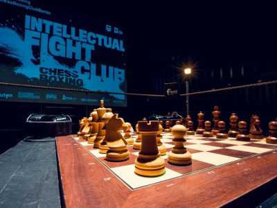 La scacchiera all'interno del ring: nel chessboxing gli sfidanti si fronteggiano in 11 riprese, sei di scacchi e cinque di pugilato
